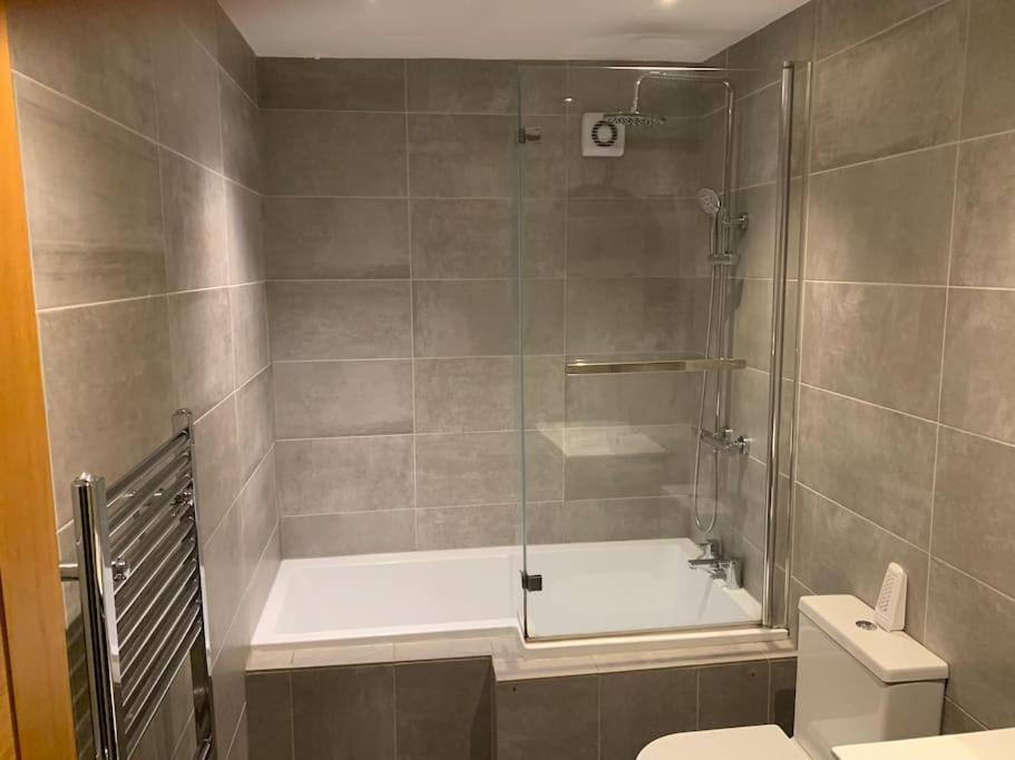 Fantastic Large 2 X Bedroom Flat, Free Parking 塞尔 外观 照片